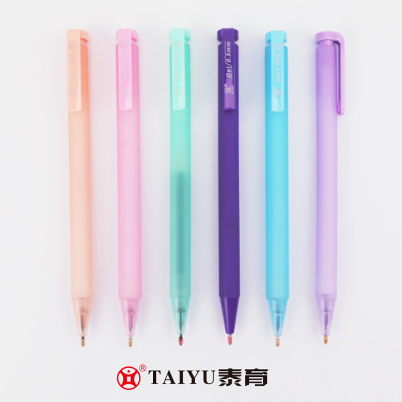 학생들은 인기 있는 새로운 투명 매트 Designgel 젤 펜 3147A를 사용합니다.